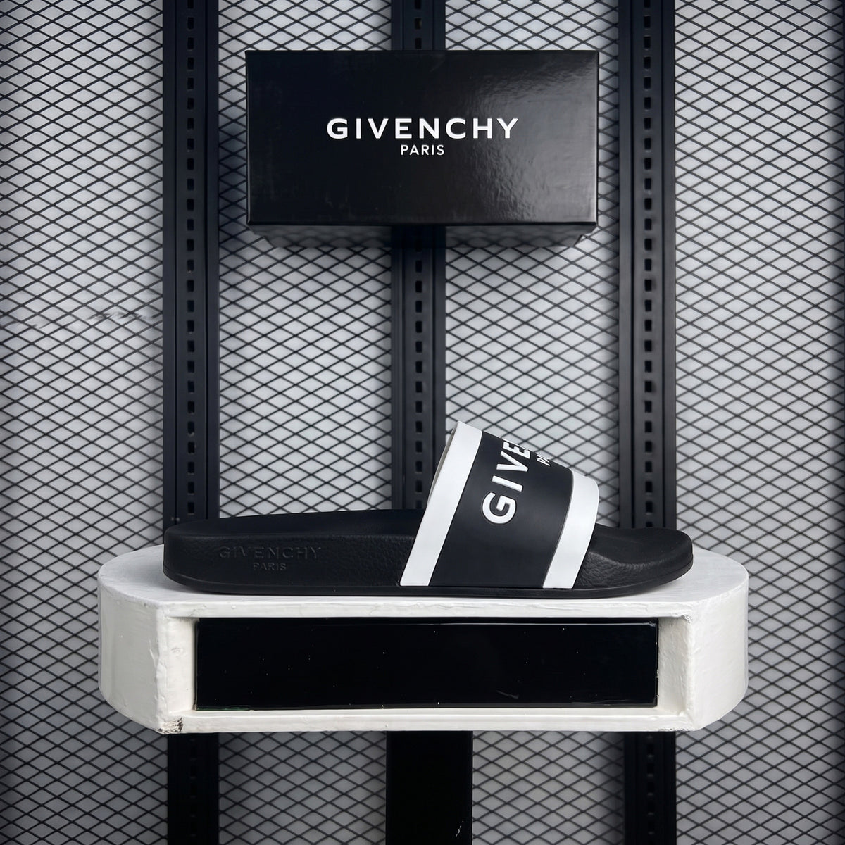 Paris slide black white