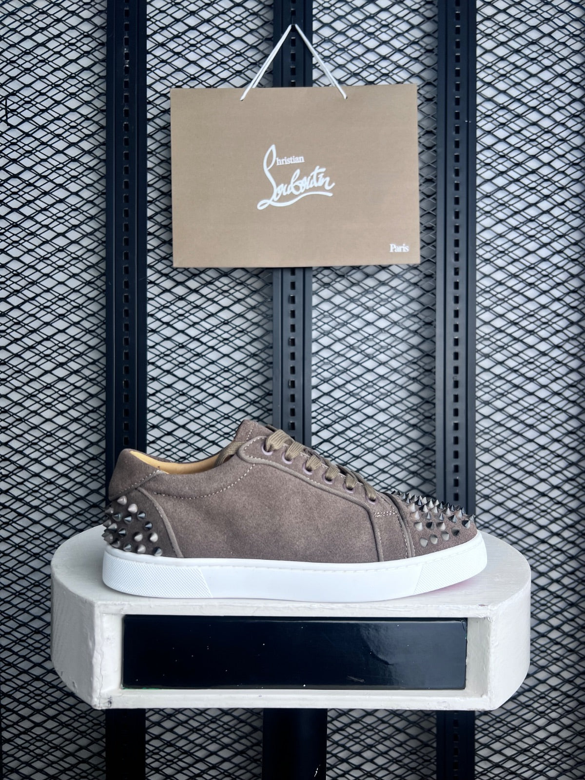 Textured nubuck low-top in olive