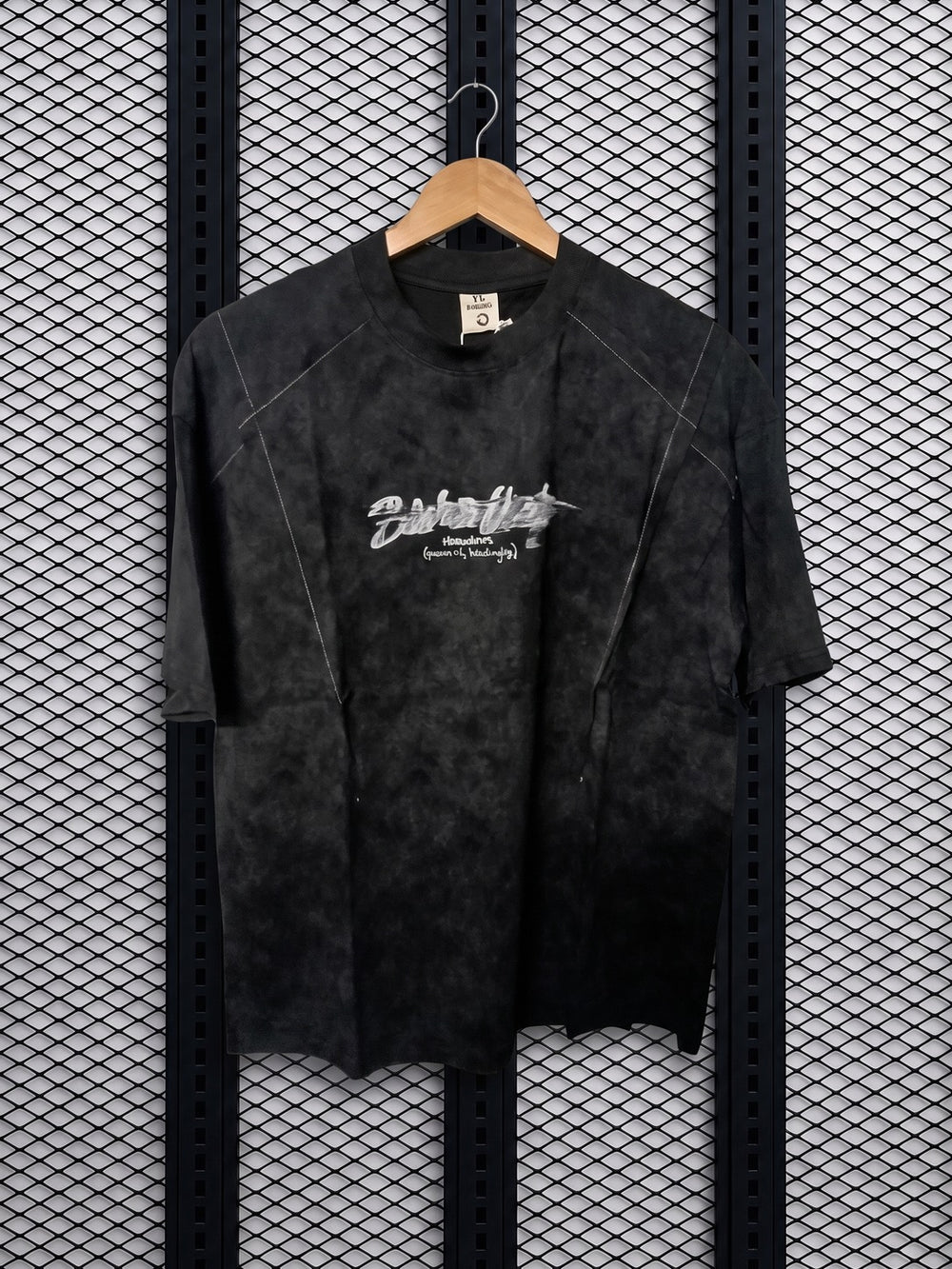 Acid-wash cotton tee with exposed contrast stitching