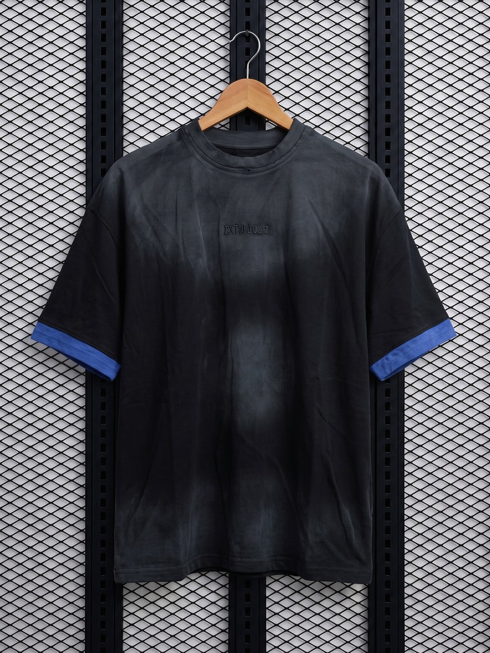 Acid-wash effect short sleeve t-shirt with blue cuffs