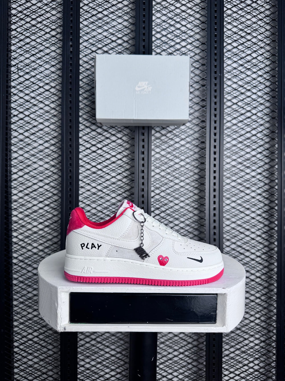 Sneaker cream white end red play