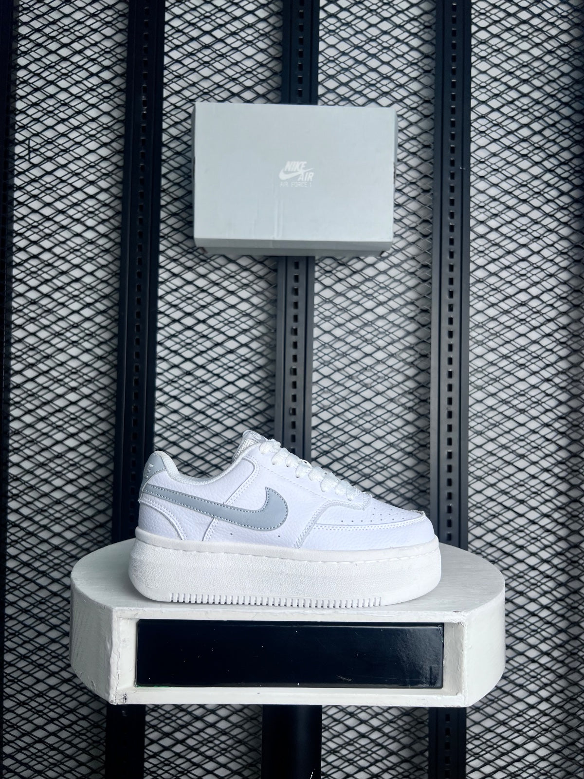 Women's sneaker white with grey tick