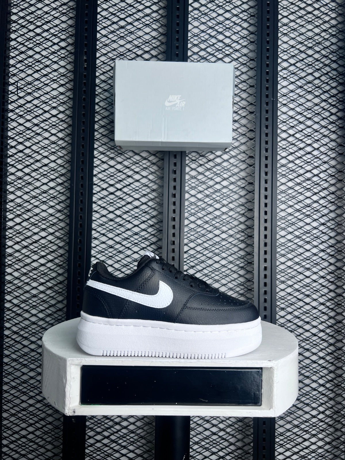 Women's sneaker black and white