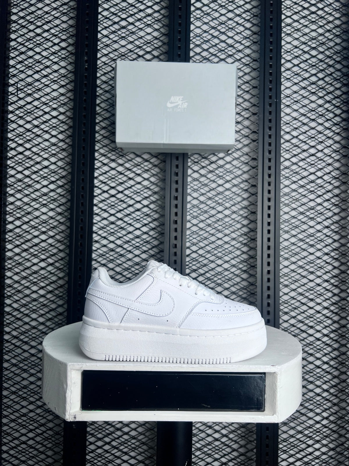 Women sneaker white